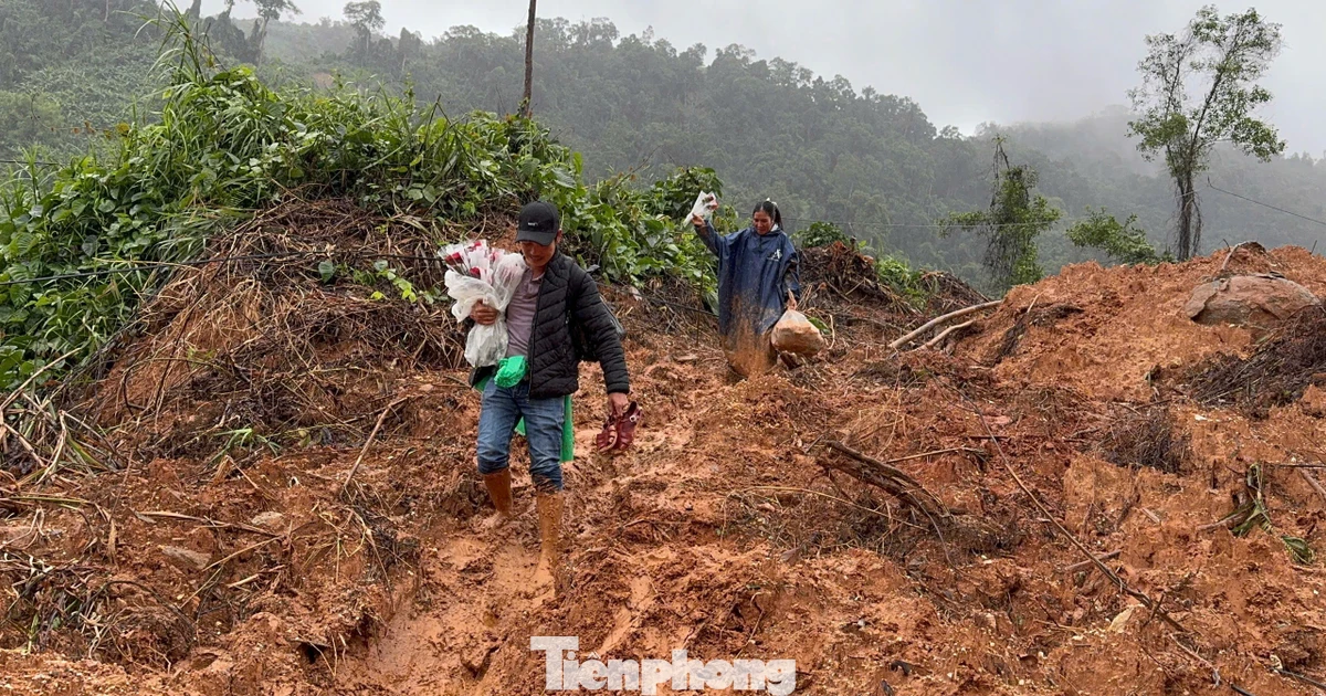 Xúc động hình ảnh thầy giáo vùng cao ôm hoa lội bùn vượt sạt lở đến trường