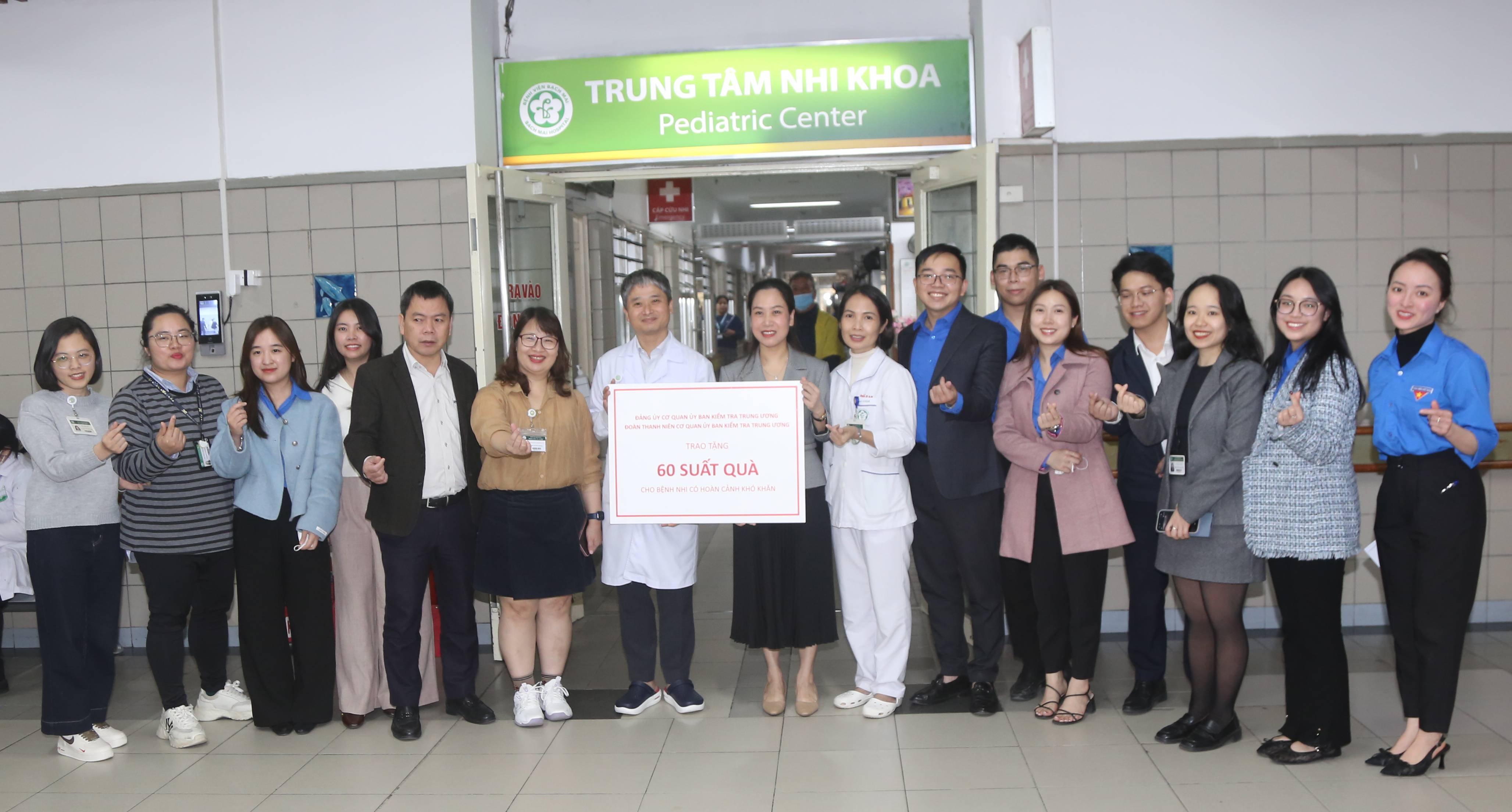 Cơ quan UBKT Trung ương tổ chức chương trình “Tiếp sức nụ cười” tại Bệnh viện Bạch Mai