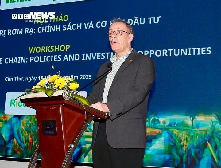 Dr. Robert Caudwell sier at halm ikke er noe som skal kastes, men en ressurs som skal utnyttes.