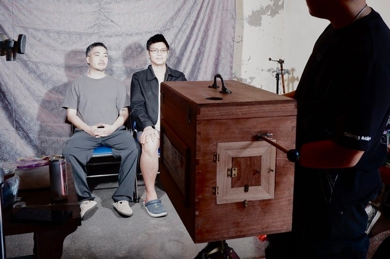 Xếp hàng chờ chụp ảnh bằng máy kiểu cổ giữa lòng Hà Nội