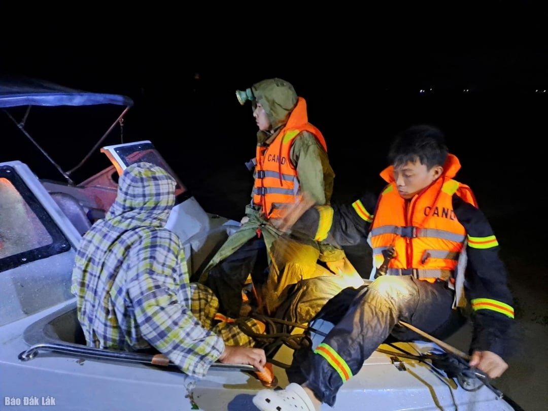 Lực lượng chức năng tìm mọi cách tiếp cận người dân.