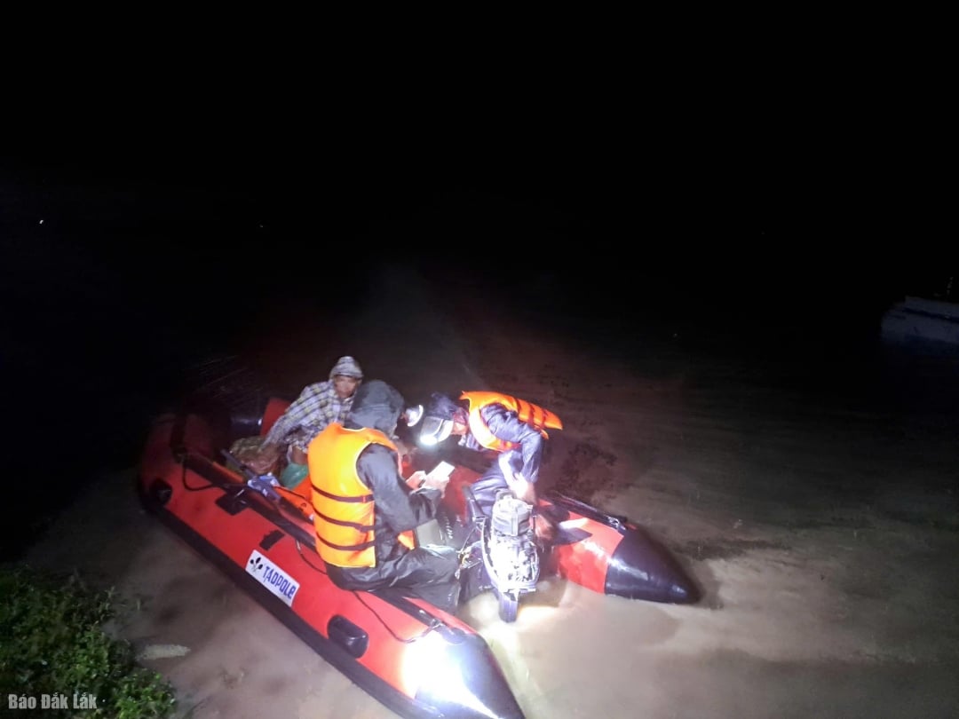 Nỗ lực bằng mọi cách cứu người dân đến nơi an toàn.