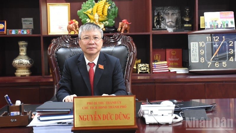 Yoldaş Nguyen Duc Dung, Şehir Parti Komitesi Sekreter Yardımcısı, Da Nang Şehri Halk Konseyi Başkanı.