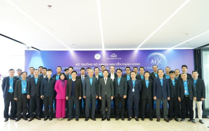 Bộ trưởng Nguyễn Mạnh Hùng cùng tập thể lãnh đạo Tập đoàn Công nghệ CMC. Ảnh: Trung tâm Truyền thông KH&CN.