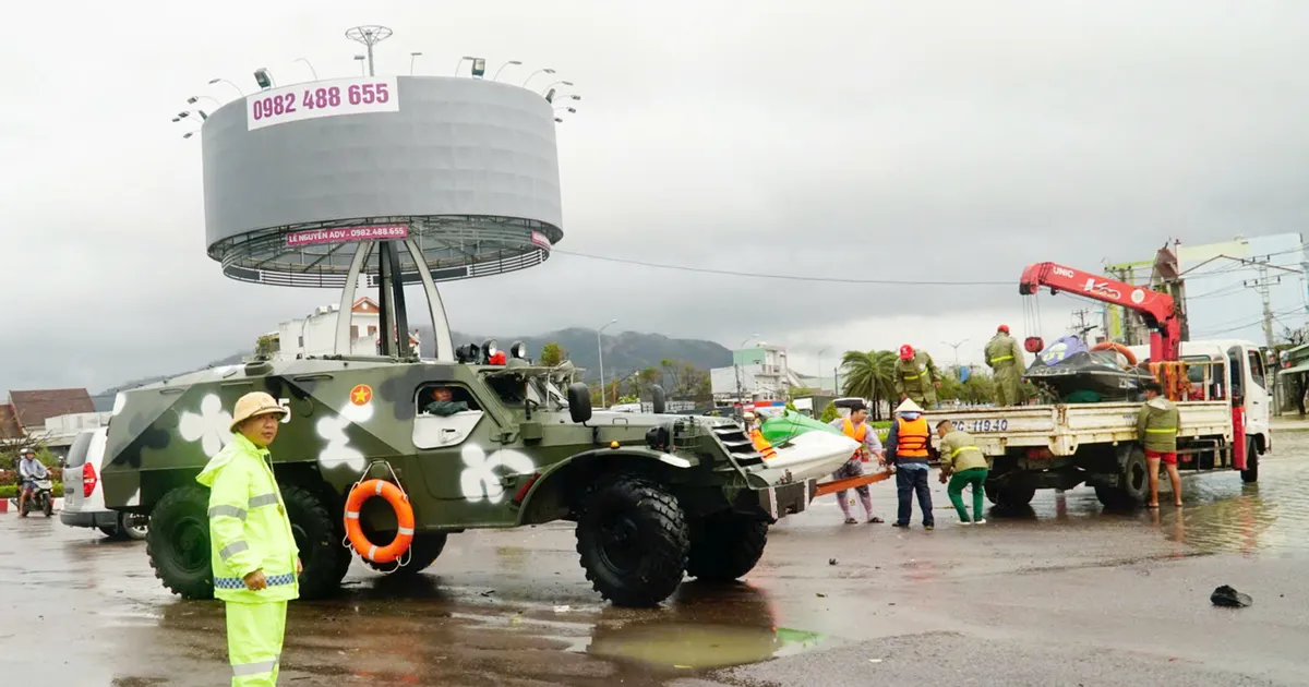 Mở trạm tiếp nhận, gửi hàng cứu trợ vào vùng lũ ven Quy Nhơn