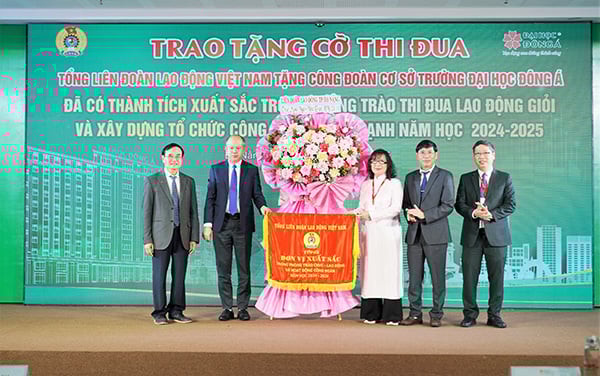 Tổng Liên đoàn Lao động Việt Nam trao tặng Cờ thi đua cho Đại học Đông Á