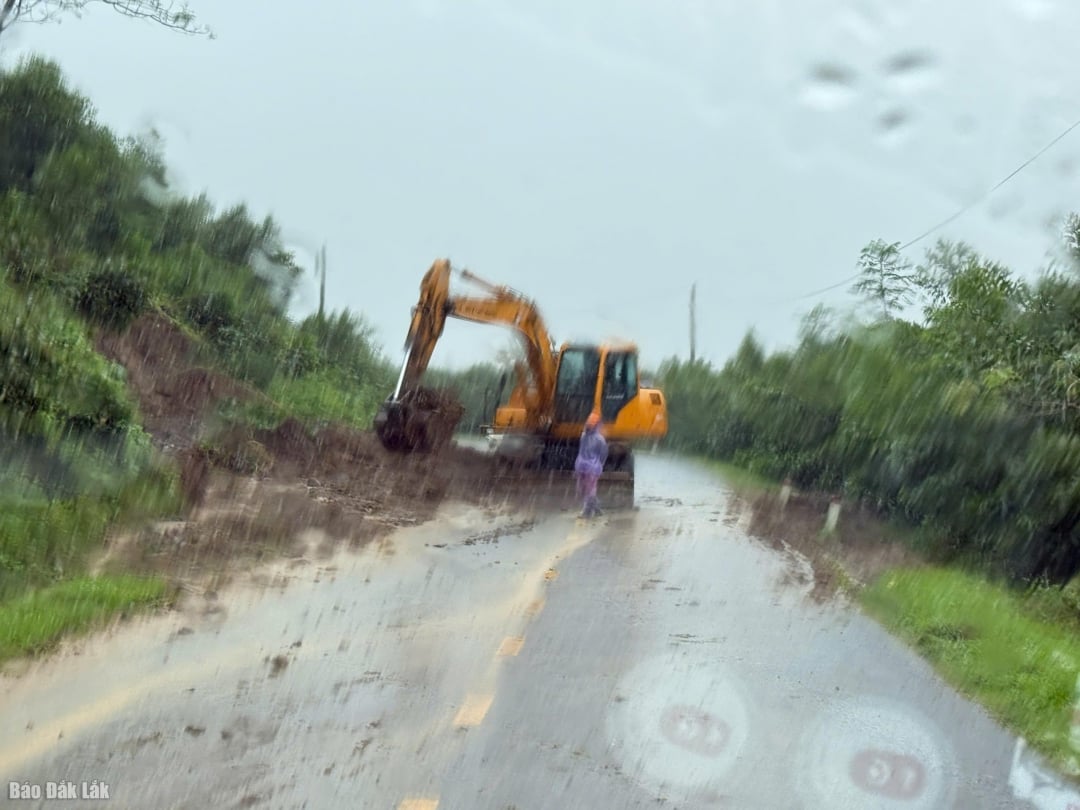 Enheter mobiliserte kjøretøy for raskt å reparere jordskred på riksvei 19C, gjennom Song Hinh kommune.