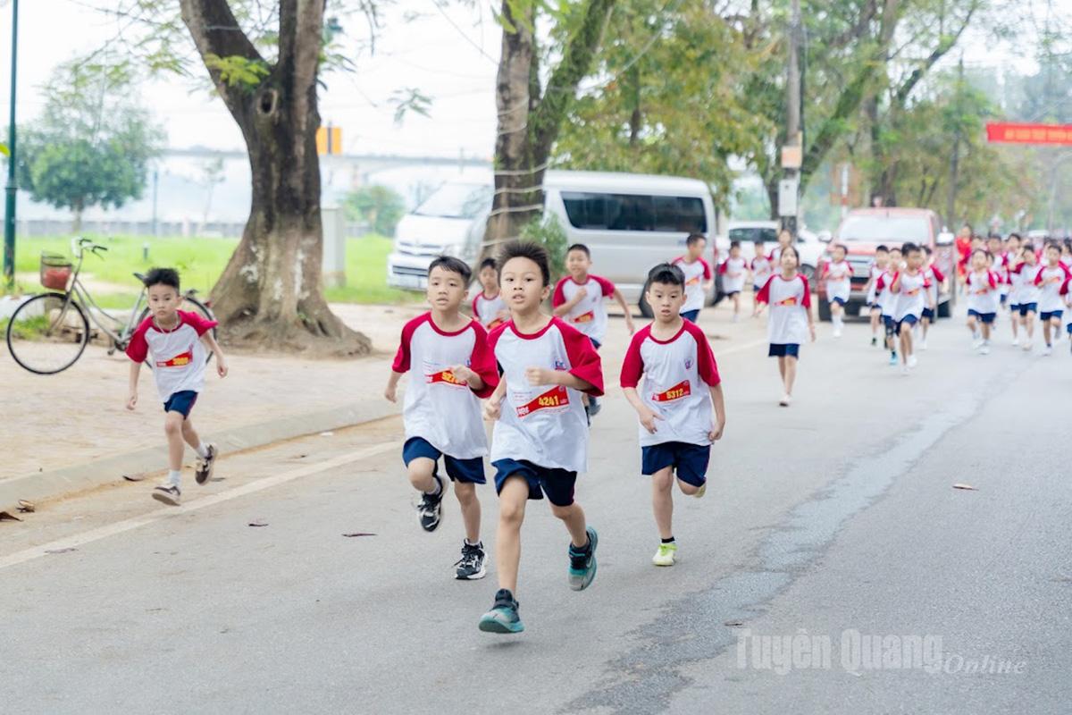 Cursa „Pașii Recunoștinței” a atras mulți elevi să participe.