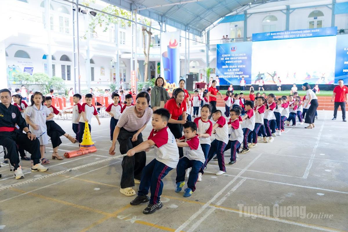 Școala primară Le Van Tam organizează în mod regulat activități sportive extracurriculare pentru elevi.