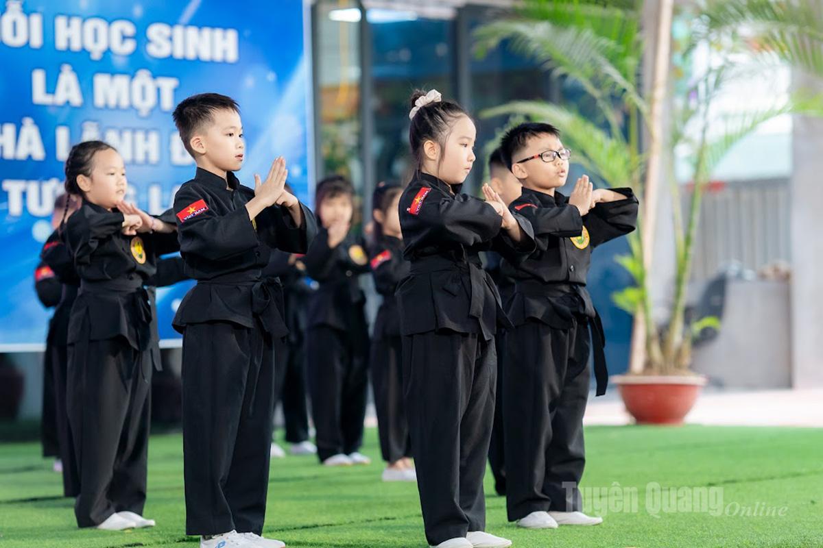Clubul de arte marțiale atrage studenții la practică.