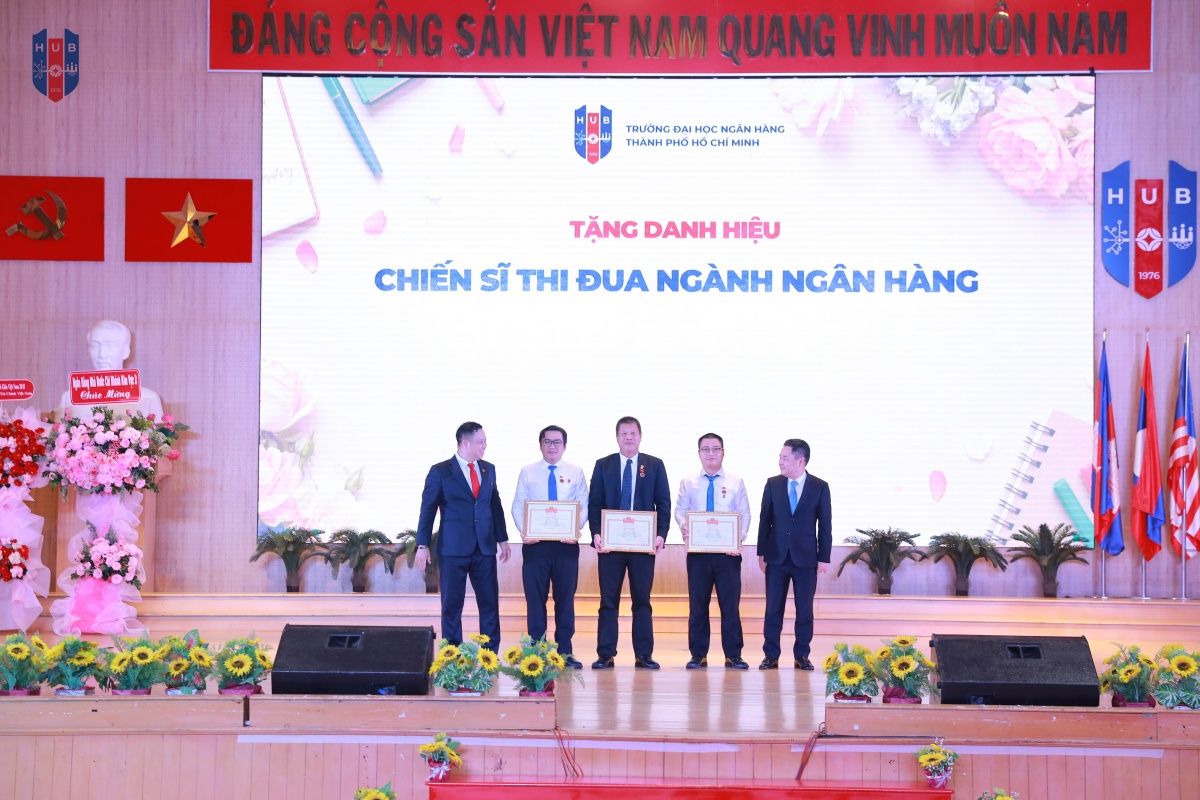 Trường Đại học Ngân hàng TP. Hồ Chí Minh kỷ niệm 43 năm ngày Nhà giáo Việt Nam