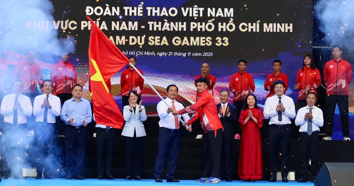 Chủ tịch UBND TP.HCM Nguyễn Văn Được trao cờ xuất quân cho VĐV dự SEA Games 33