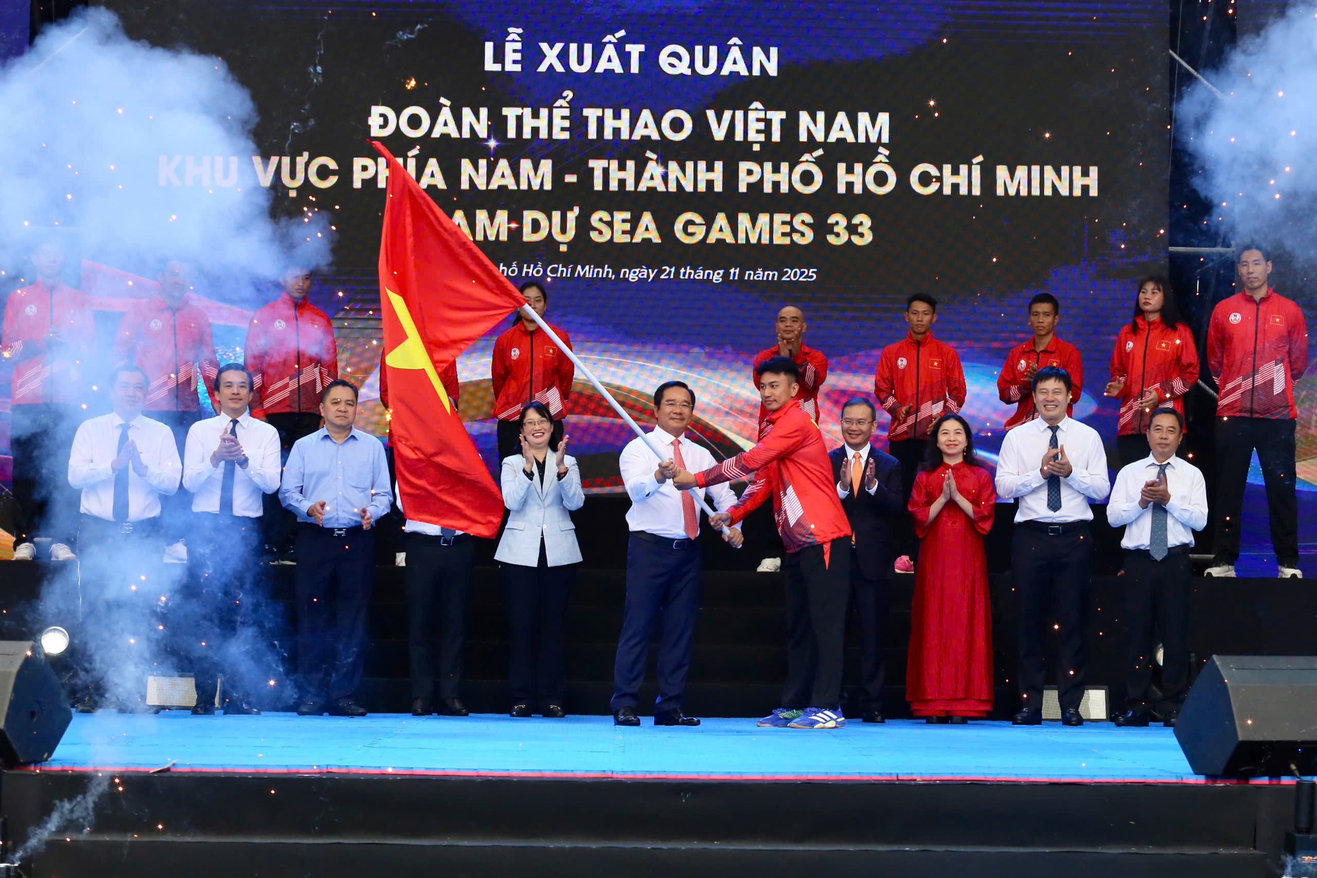 Chủ tịch UBND TP.HCM Nguyễn Văn Được trao cờ xuất quân cho VĐV dự SEA Games 33- Ảnh 1.