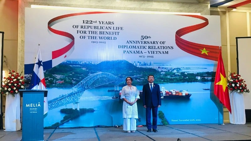 លោកស្រី Nubiela Ayala Modes ឯកអគ្គរដ្ឋទូតវិសាមញ្ញ និងពេញសមត្ថភាពនៃសាធារណៈរដ្ឋ Panama ប្រចាំនៅវៀតណាម និងលោក Vu Hai Ha សមាជិកគណៈកម្មាធិការមជ្ឈិមបក្ស; អនុលេខាគណៈកម្មាធិការបក្សរដ្ឋសភា សមាជិកគណៈកម្មាធិការអចិន្ត្រៃយ៍រដ្ឋសភា។ (រូបថត៖ KHAC KIEN)