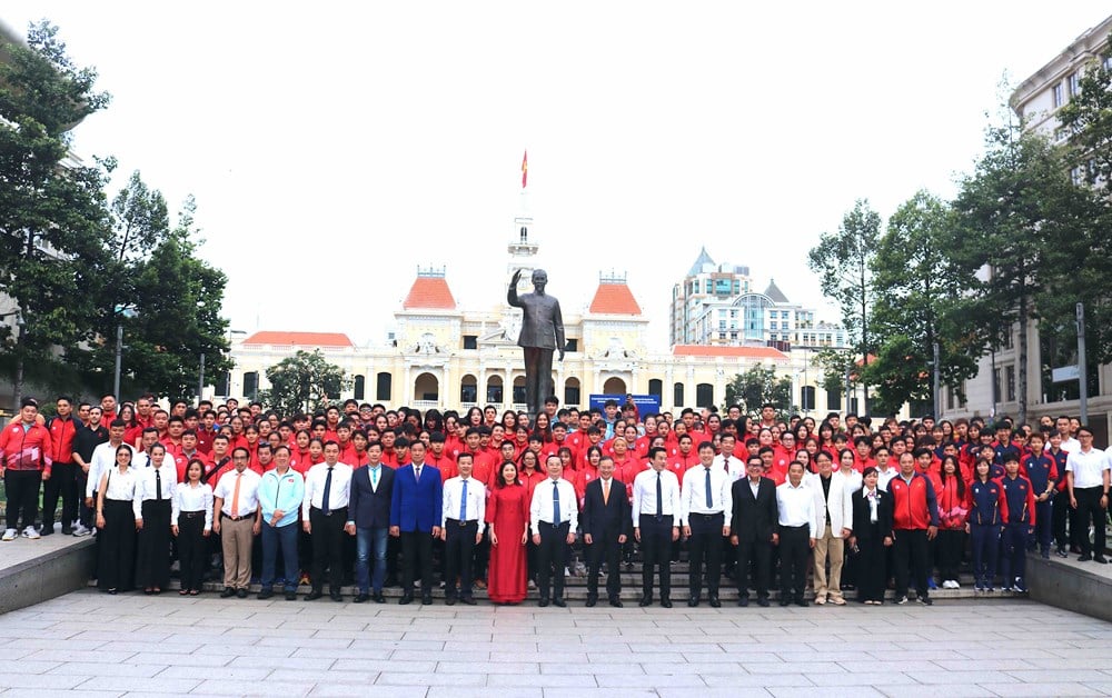 جنوبی علاقے میں ویتنامی کھیلوں کے وفد نے 33ویں SEA گیمز میں شرکت کے لیے فوجیوں کو روانہ کرنے کی تقریب منعقد کی - تصویر 1