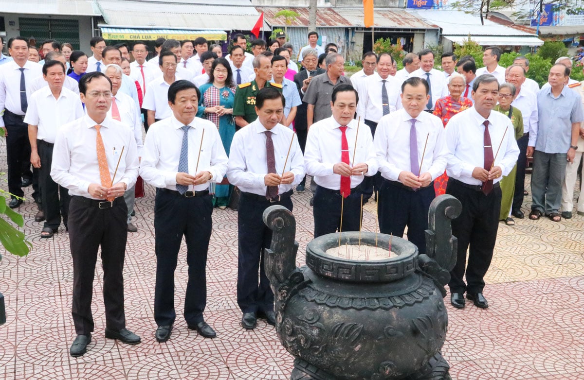 Товариш Буй Ван Нгієм – член Центрального Комітету партії, заступник голови Центральної комісії внутрішніх справ; товариш Чан Ван Лау – секретар провінційного партійного комітету Віньлонг разом з керівниками та колишніми керівниками провінції піднесли пахощі до пам'ятника адміралу Ле Кану – Нгуєн Зяо.