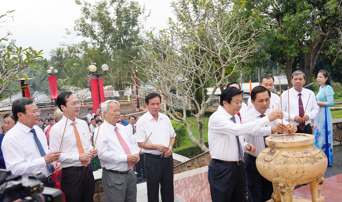 Делегати спалили пахощі біля статуї товариша Нгуєн Тхі Хонга.