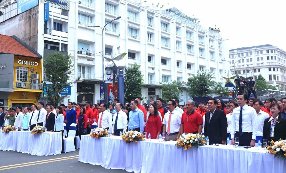 جنوبی علاقے میں ویتنامی کھیلوں کے وفد نے 33ویں SEA گیمز میں شرکت کے لیے فوجیوں کو روانہ کرنے کی تقریب منعقد کی - تصویر 3