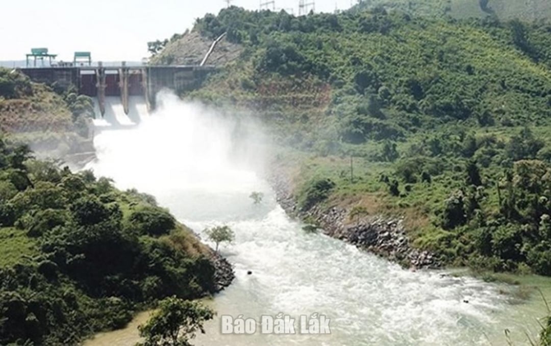 Vodní nádrž Buon Tua Srah se přelévá.