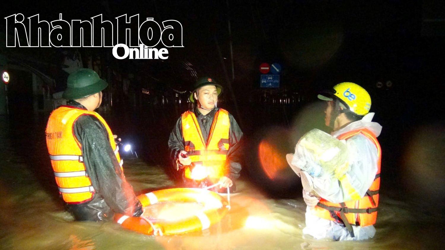 Officieren en soldaten werden in veel teams verdeeld om 's nachts mensen te benaderen en te redden.