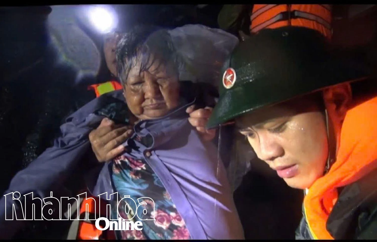 Agenten en soldaten redden een oude man die vastzat op het dak.