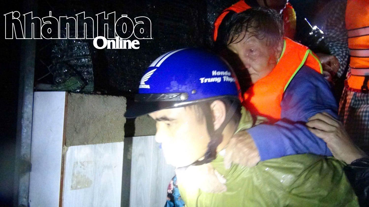 Officieren en soldaten redden mensen.