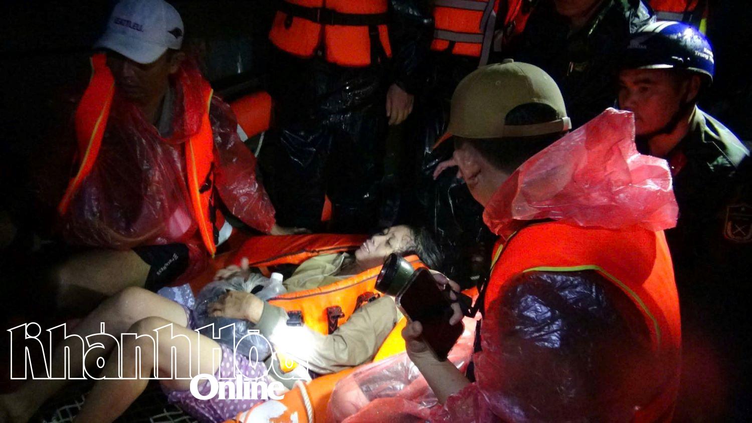 Officieren en soldaten werkten de hele nacht door om mensen uit de overstroming te redden.