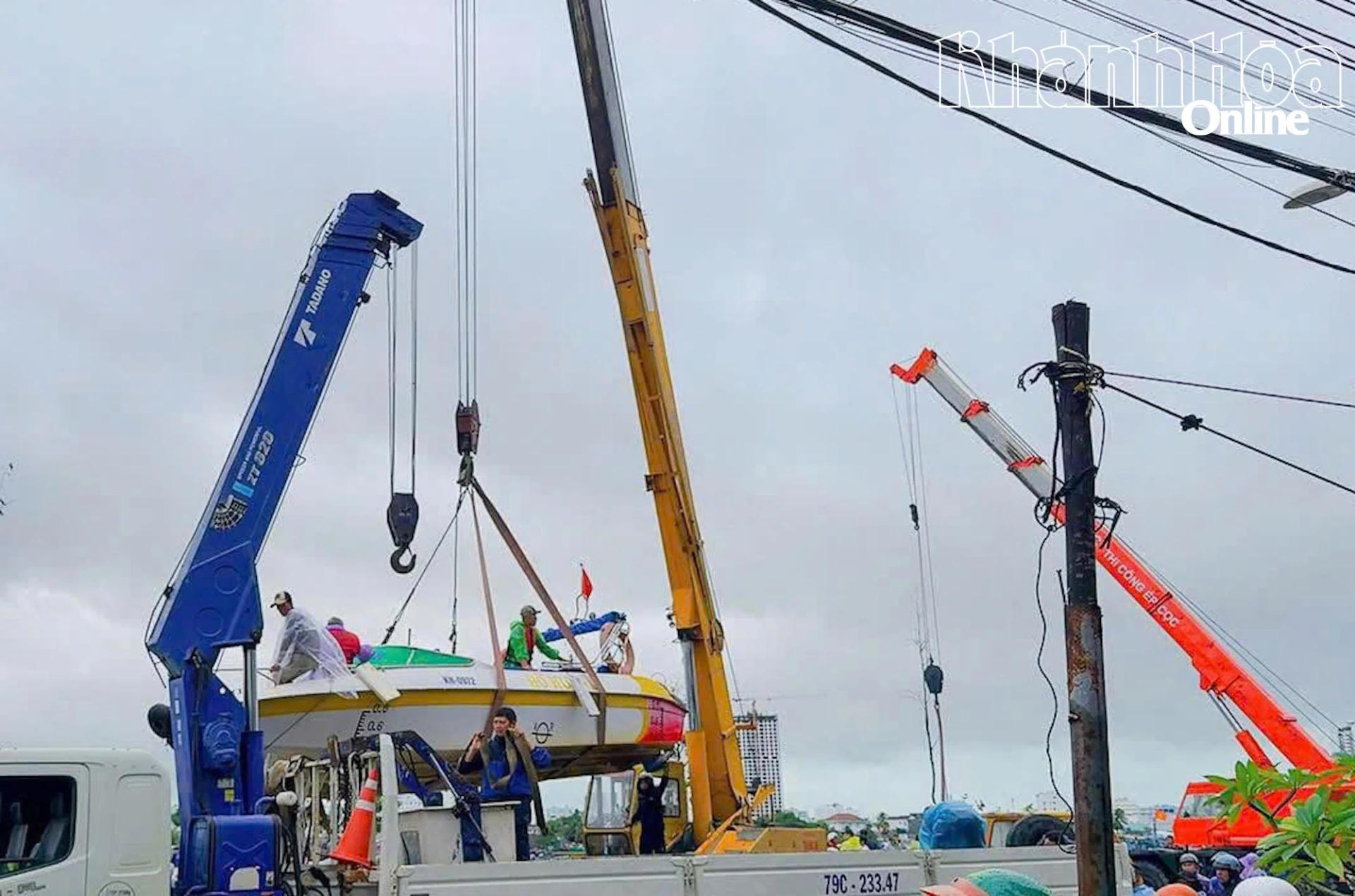 Điện lực Khánh Hòa điều động xe cẩu vận chuyển ca nô cứu hộ