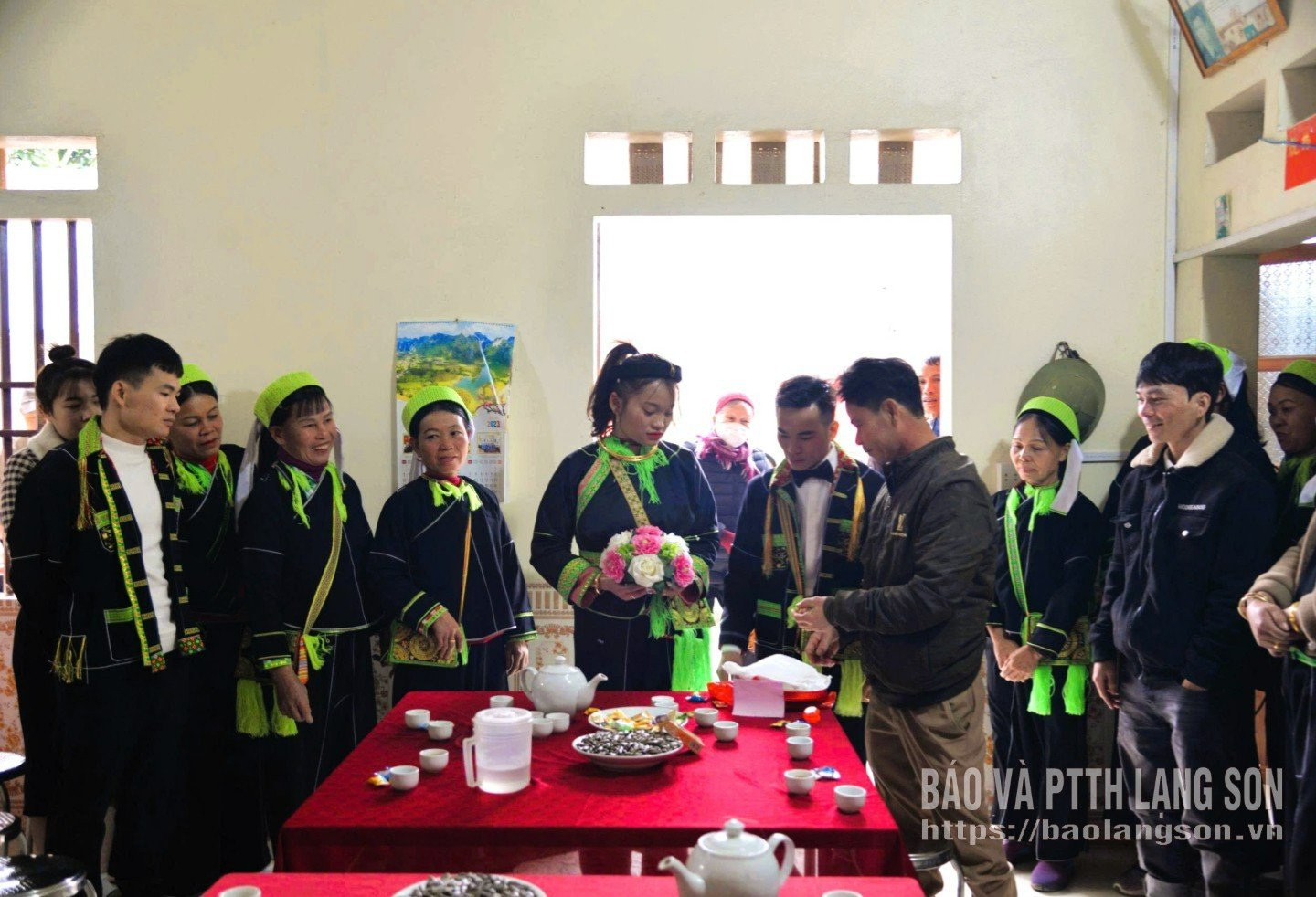 Los miembros de la etnia Nung Phan Slinh de la comuna de Cong Son visten trajes tradicionales en la ceremonia nupcial.