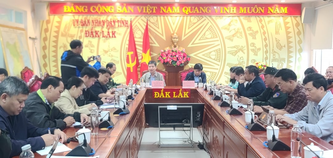 省党委員会副書記、省人民委員会委員長のタ・アン・トゥアン同志が会議の主旨の演説を行った。