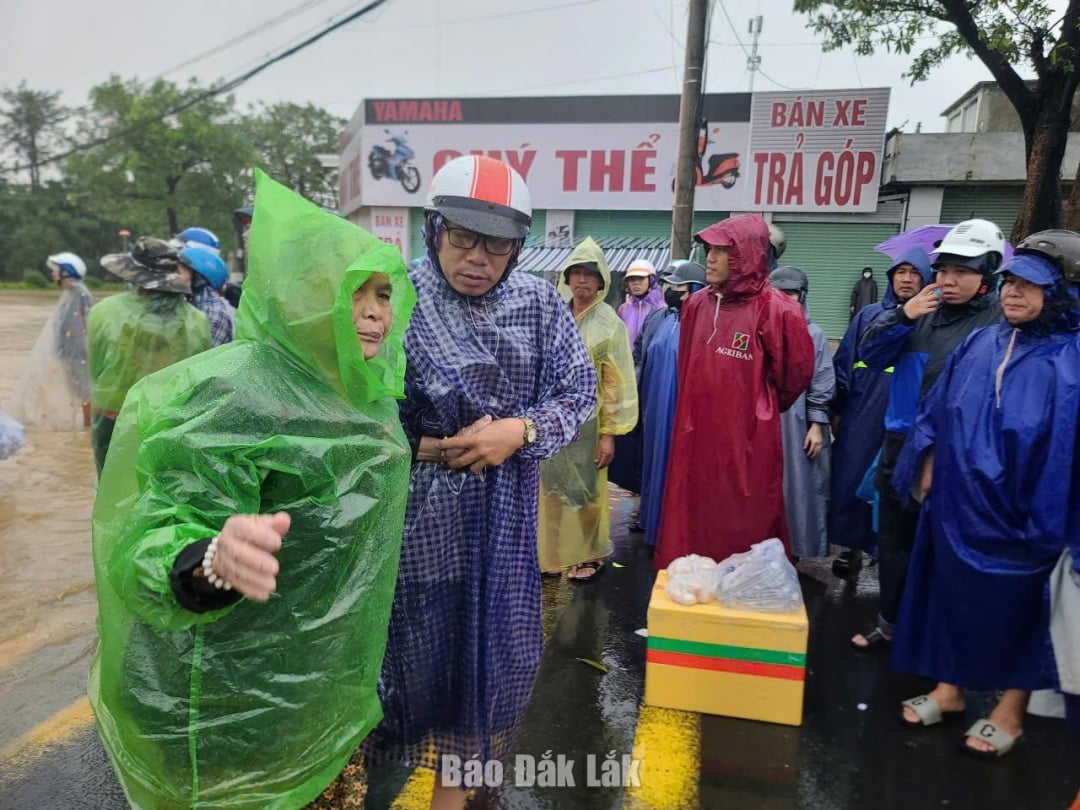 救助隊員らは浸水地域から人々を安全な場所に避難させた。