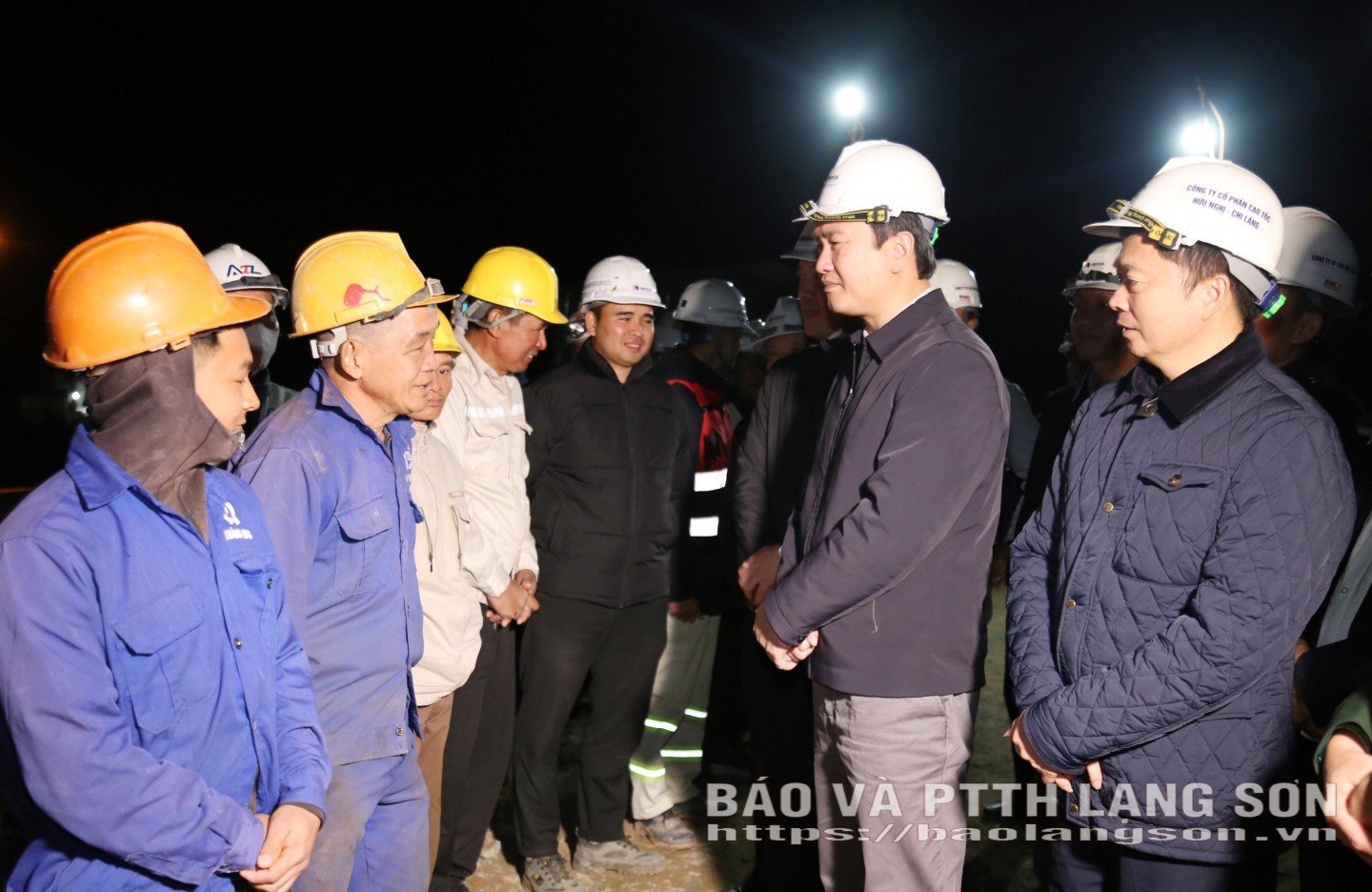 Đồng chí Nguyễn Cảnh Toàn, Phó Bí thư Tỉnh ủy, Chủ tịch UBND tỉnh và các thành viên Đoàn công tác của UBND tỉnh thăm hỏi, động viên công nhân đang thi công tại dự án tuyến cao tốc cửa khẩu Hữu Nghị - Chi Lăng