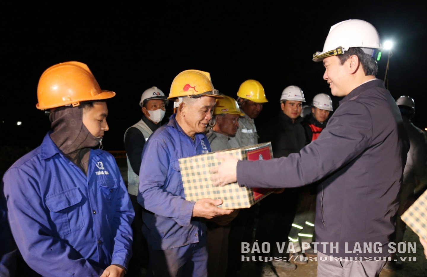 Đồng chí Nguyễn Cảnh Toàn, Phó Bí thư Tỉnh ủy, Chủ tịch UBND tỉnh tặng quà cho các công nhân đang thi công tại dự án tuyến cao tốc cửa khẩu Hữu Nghị - Chi Lăng