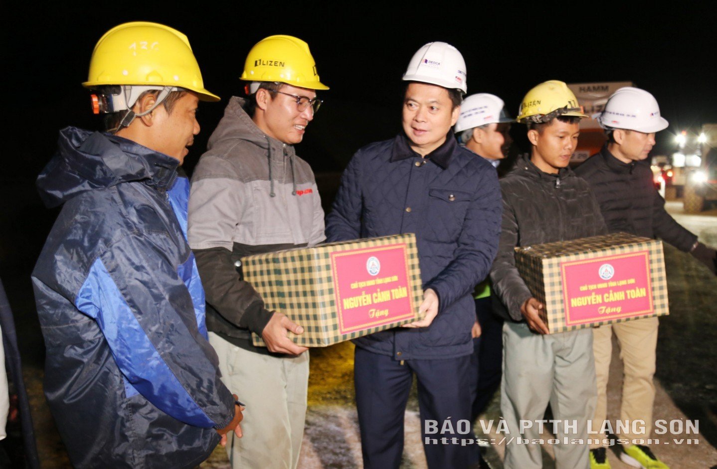 Đồng chí Đinh Hữu Học, Phó Chủ tịch Thường trực UBND tỉnh tặng quà cho các lực lượng đang thi công tại dự án tuyến cao tốc cửa khẩu Hữu Nghị - Chi Lăng