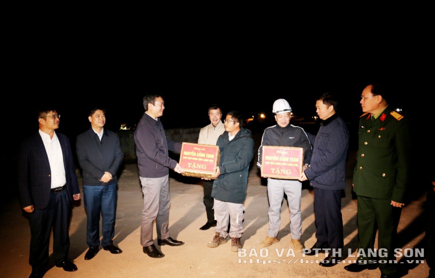 Đồng chí Nguyễn Cảnh Toàn, Phó Bí thư Tỉnh ủy, Chủ tịch UBND tỉnh và các thành viên Đoàn công tác của UBND tỉnh thăm hỏi, động viên, tặng quà cho  các đơn vị thi công Dự án Nâng cấp đoạn Km18 - Km80, Quốc lộ 4B