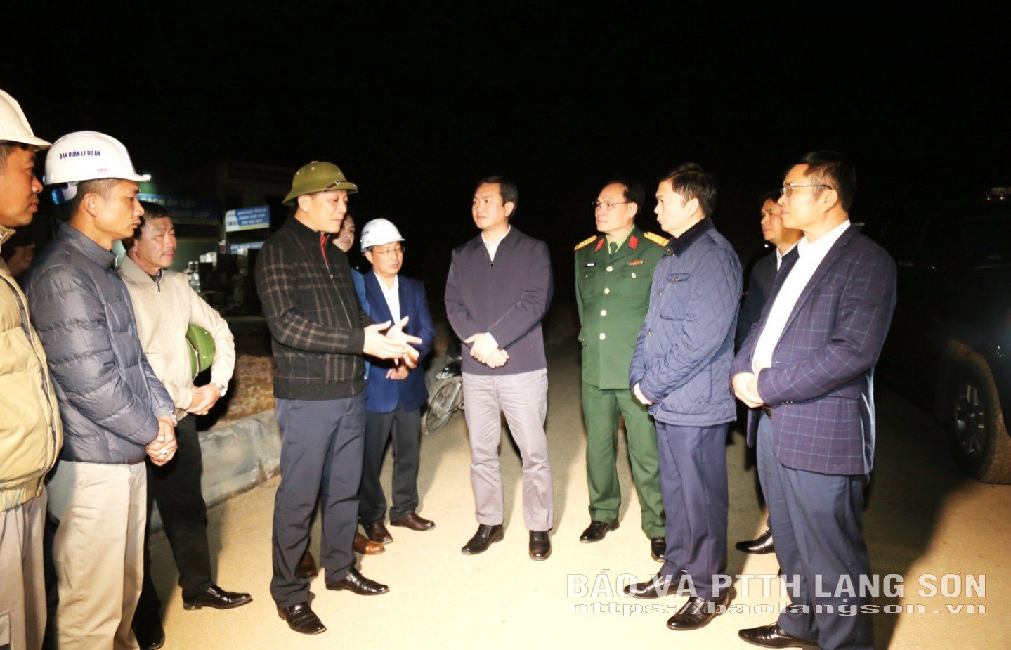 Đồng chí Nguyễn Cảnh Toàn, Phó Bí thư Tỉnh ủy, Chủ tịch UBND tỉnh tìm hiểu về tình hình triển khai của các đơn vị thi công Dự án Nâng cấp đoạn Km18 - Km80, Quốc lộ 4B