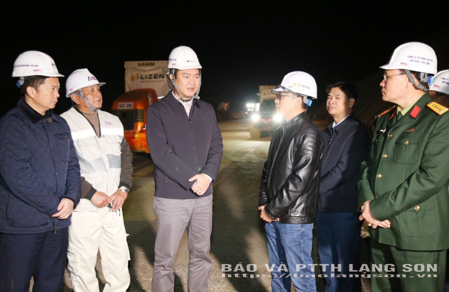 Đồng chí Nguyễn Cảnh Toàn, Phó Bí thư Tỉnh ủy, Chủ tịch UBND tỉnh tìm hiểu về tình hình triển khai của các đơn vị thi công Dự án tuyến cao tốc cửa khẩu Hữu Nghị - Chi Lăng