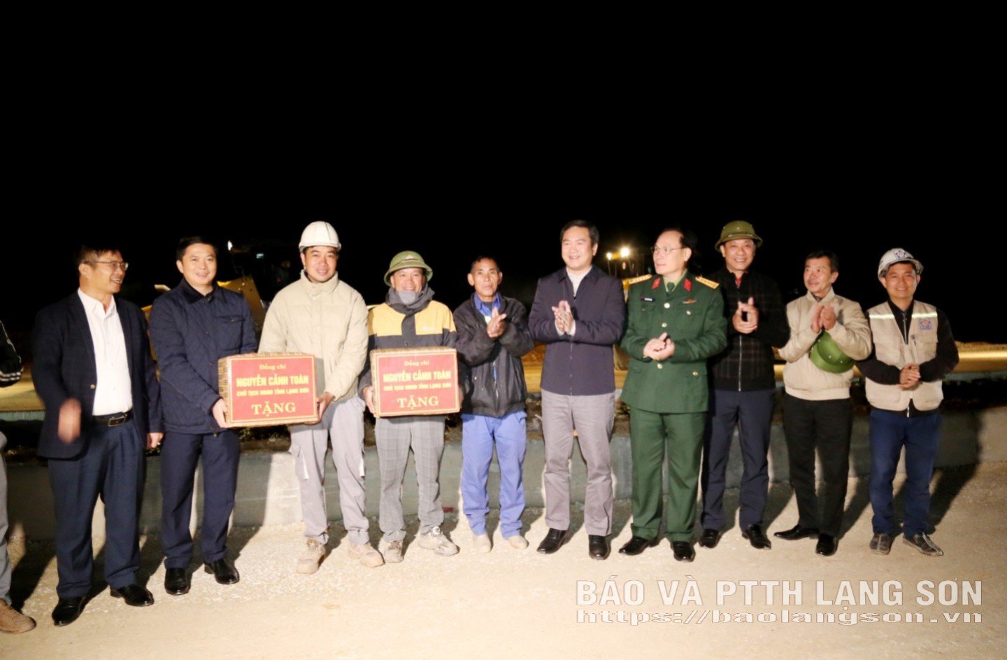 Đồng chí Nguyễn Cảnh Toàn, Phó Bí thư Tỉnh ủy, Chủ tịch UBND tỉnh và các thành viên Đoàn công tác của UBND tỉnh tặng quà cho các công nhân thi công Dự án Nâng cấp đoạn Km18 - Km80, Quốc lộ 4B