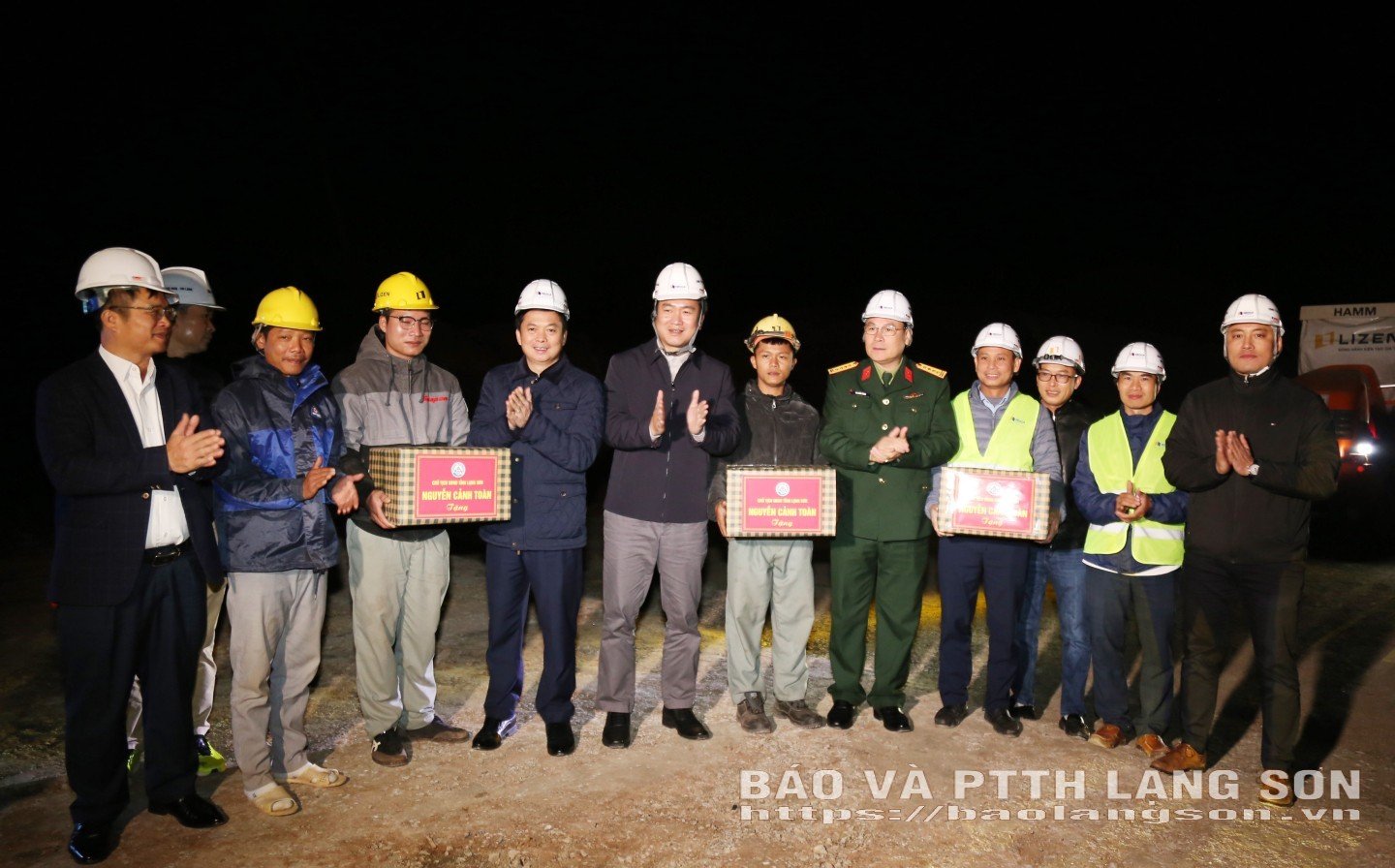 Đồng chí Nguyễn Cảnh Toàn, Phó Bí thư Tỉnh ủy, Chủ tịch UBND tỉnh và các thành viên Đoàn công tác của UBND tỉnh tặng quà cho các đơn vị thi công Dự án tuyến cao tốc cửa khẩu Hữu Nghị - Chi Lăng