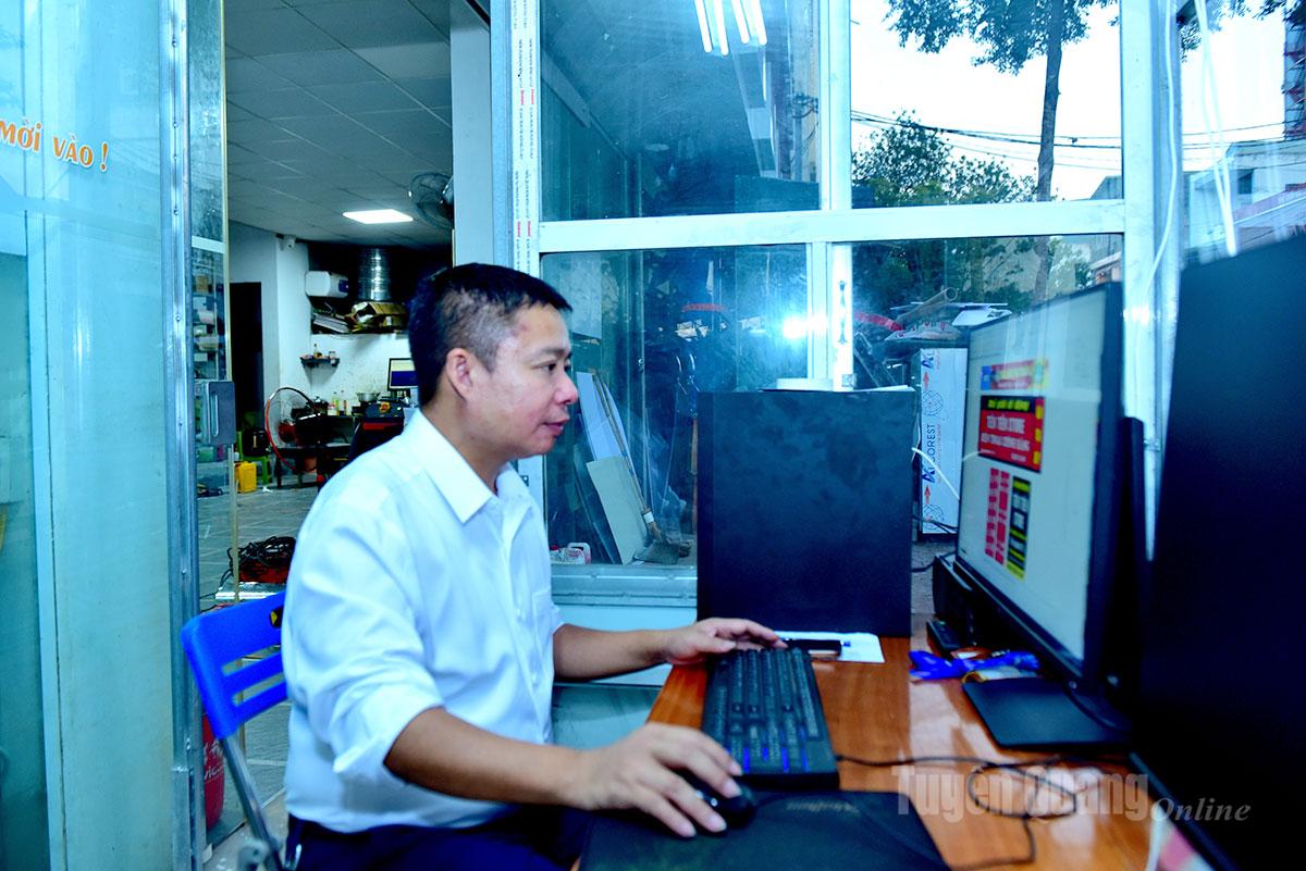 ທັງຄຸ້ມຄອງ ແລະ ມີສ່ວນຮ່ວມໂດຍກົງໃນການອອກແບບ, ທ່ານ ຫງວຽນວັນຕ໋ວນ, ເຈົ້າຂອງສິ່ງອໍານວຍຄວາມສະດວກ, ມີຄວາມພິຖີພິຖັນ ແລະ ລະມັດລະວັງທຸກລາຍລະອຽດ ເພື່ອຮັບປະກັນໃຫ້ແຕ່ລະການອອກແບບຕອບສະໜອງໄດ້ຕາມຄວາມຕ້ອງການຄຸນນະພາບສູງສຸດ.