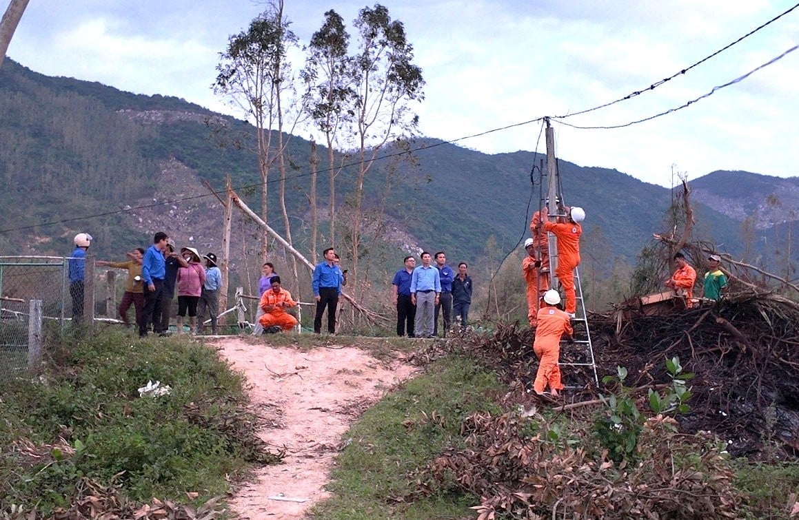 Lực lượng tình nguyện Công ty CP Nhiệt điện Bà Rịa nỗ lực làm việc ngày đêm để khôi phục cấp điện cho bà con. Ảnh: EVNGENCO3.