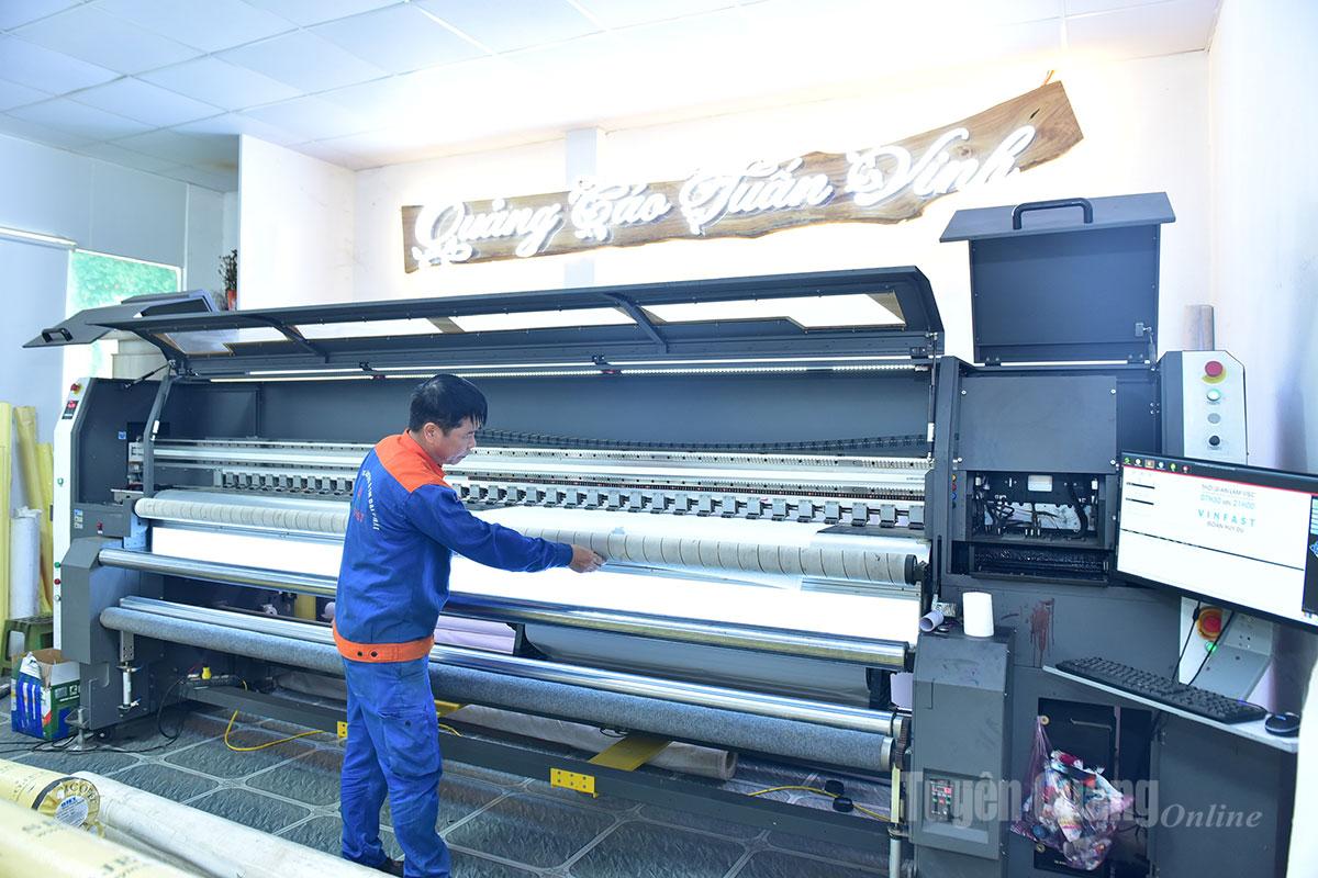 ບໍລິສັດ Tuan Vinh Advertising ໄດ້ລົງທຶນໃນເຄື່ອງຈັກທີ່ທັນສະໄຫມເຊັ່ນ: ເຄື່ອງພິມມ້ວນ UV, ເຄື່ອງພິມ UV Flat, ເຄື່ອງຕັດ CNC, ເຄື່ອງພິມຜ້າໃບຂະຫນາດໃຫຍ່, ເຄື່ອງກົດຄວາມຮ້ອນ, ເຄື່ອງຕັດຈົດຫມາຍອັດຕະໂນມັດ, ເຄື່ອງພິມປ້າຍໂຄສະນາ, ເຄື່ອງແກະສະແຕມ Laser, ເຄື່ອງພິມເຈ້ຍ A0-A4 ...