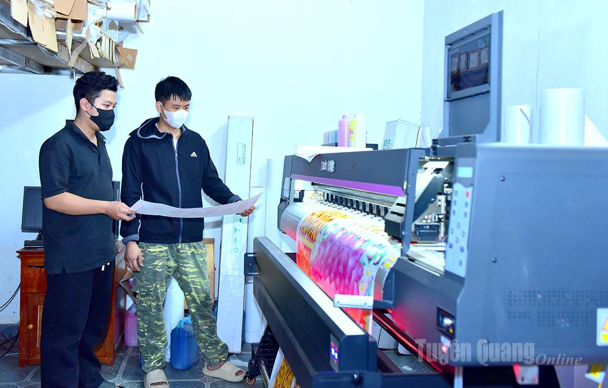 ບໍລິສັດ Tuan Vinh Advertising ໄດ້ລົງທຶນໃນເຄື່ອງຈັກທີ່ທັນສະໄຫມເຊັ່ນ: ເຄື່ອງພິມມ້ວນ UV, ເຄື່ອງພິມ UV Flat, ເຄື່ອງຕັດ CNC, ເຄື່ອງພິມຜ້າໃບຂະຫນາດໃຫຍ່, ເຄື່ອງກົດຄວາມຮ້ອນ, ເຄື່ອງຕັດຈົດຫມາຍອັດຕະໂນມັດ, ເຄື່ອງພິມປ້າຍໂຄສະນາ, ເຄື່ອງແກະສະແຕມ Laser, ເຄື່ອງພິມເຈ້ຍ A0-A4 ...