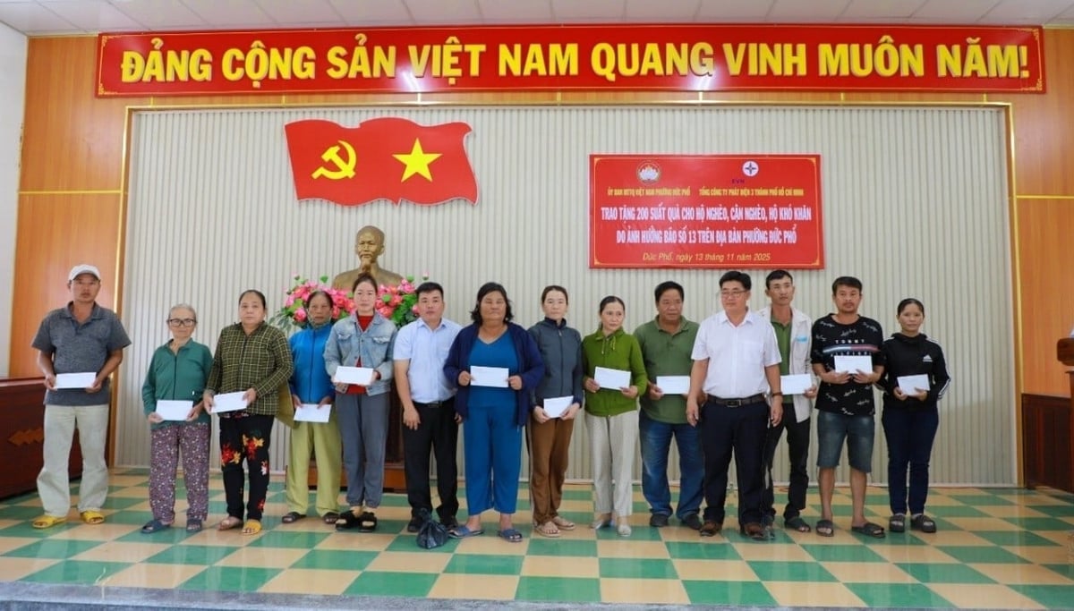 Ông Phan Bửu Đảo - Phó Chủ tịch Công đoàn Cơ quan Tổng Công ty và đại diện UBND xã Đức Phổ (Quảng Ngãi) trao quà cho các hộ dân. Ảnh: EVNGENCO3.