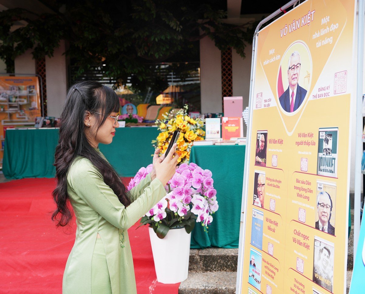 Ο ψηφιακός εκθεσιακός χώρος παρουσιάζει βίντεο και άρθρα για τον σύντροφο Vo Van Kiet.