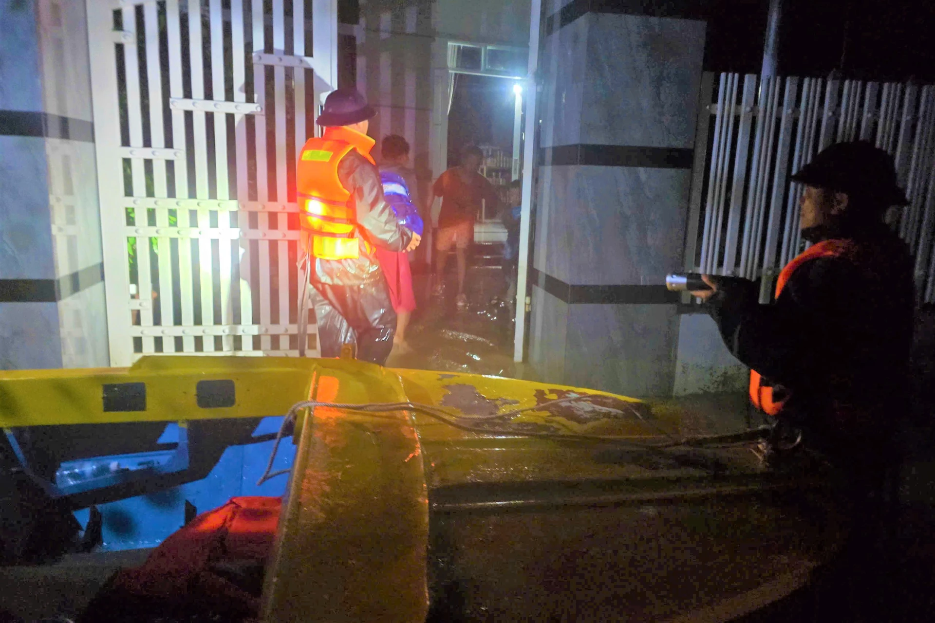 ផ្តល់ស្បៀងអាហារ និងសំភារះសំខាន់ៗជូនប្រជាពលរដ្ឋ។