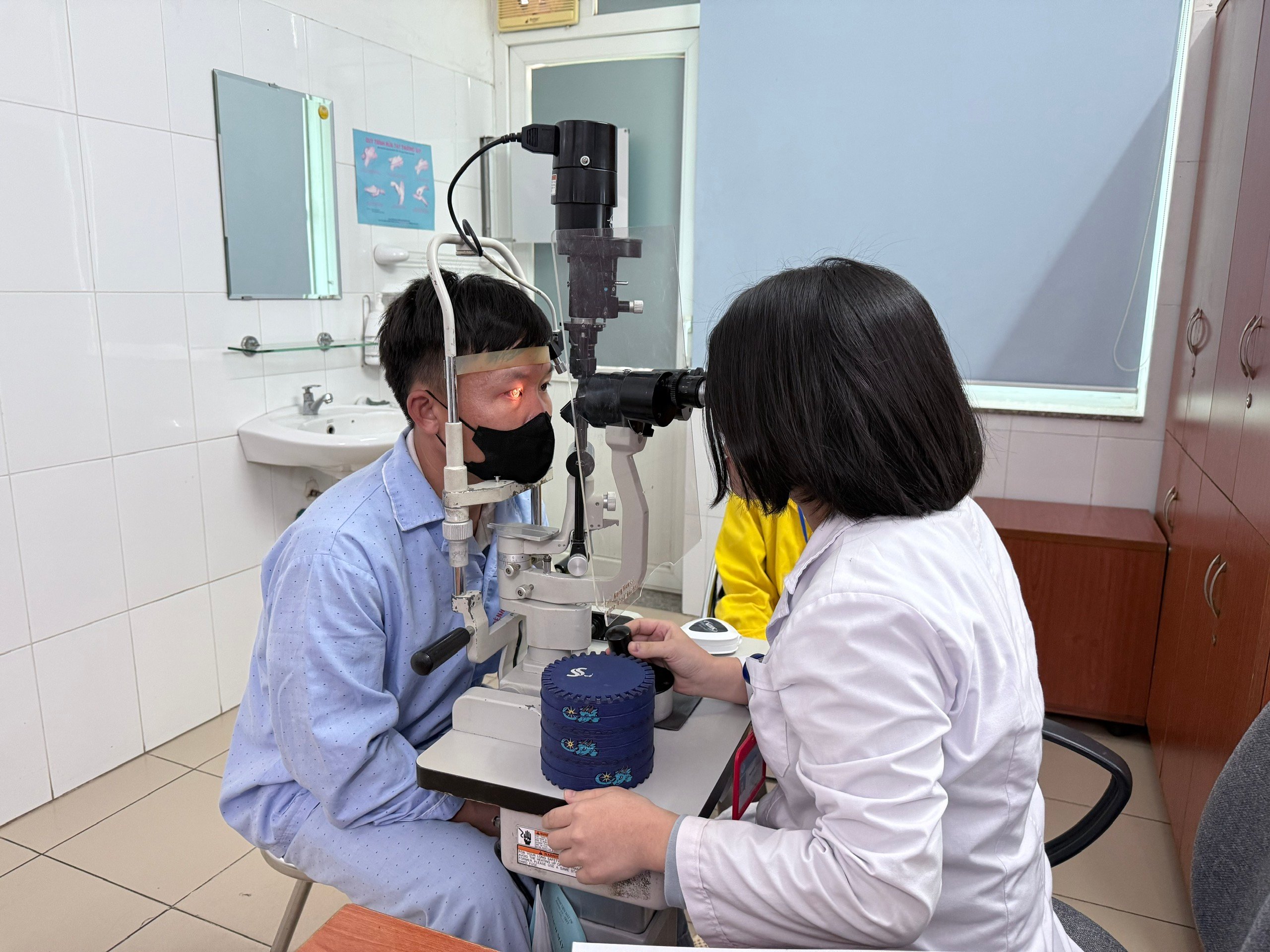 Chuyên gia cảnh báo, nhiều người biến chứng nặng nề do chủ quan sau chấn thương mắt- Ảnh 1.