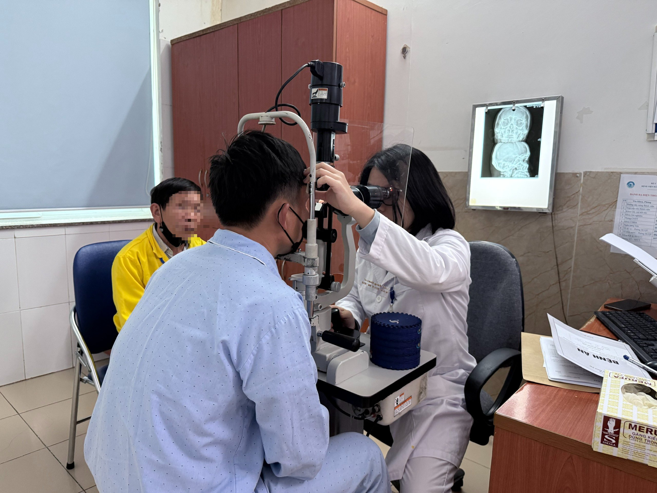 Chuyên gia cảnh báo, nhiều người biến chứng nặng nề do chủ quan sau chấn thương mắt- Ảnh 2.