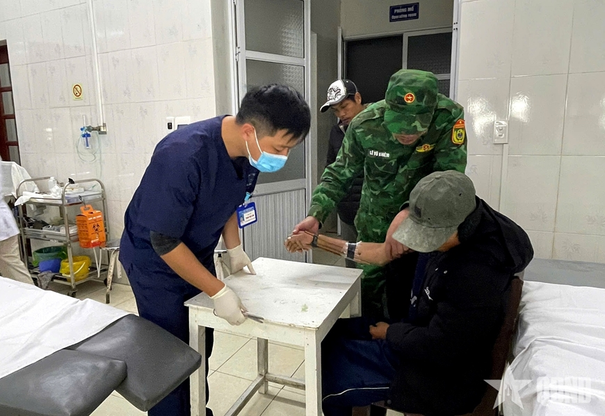 Đồn Biên phòng Cát Bà kịp thời hỗ trợ thuyền viên bị nạn