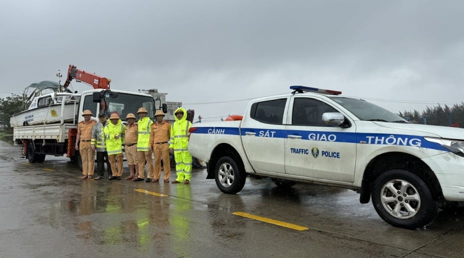 Rettungsteams der Polizei von Quang Ngai unterstützen die Provinz Dak Lak. Foto: DVCC